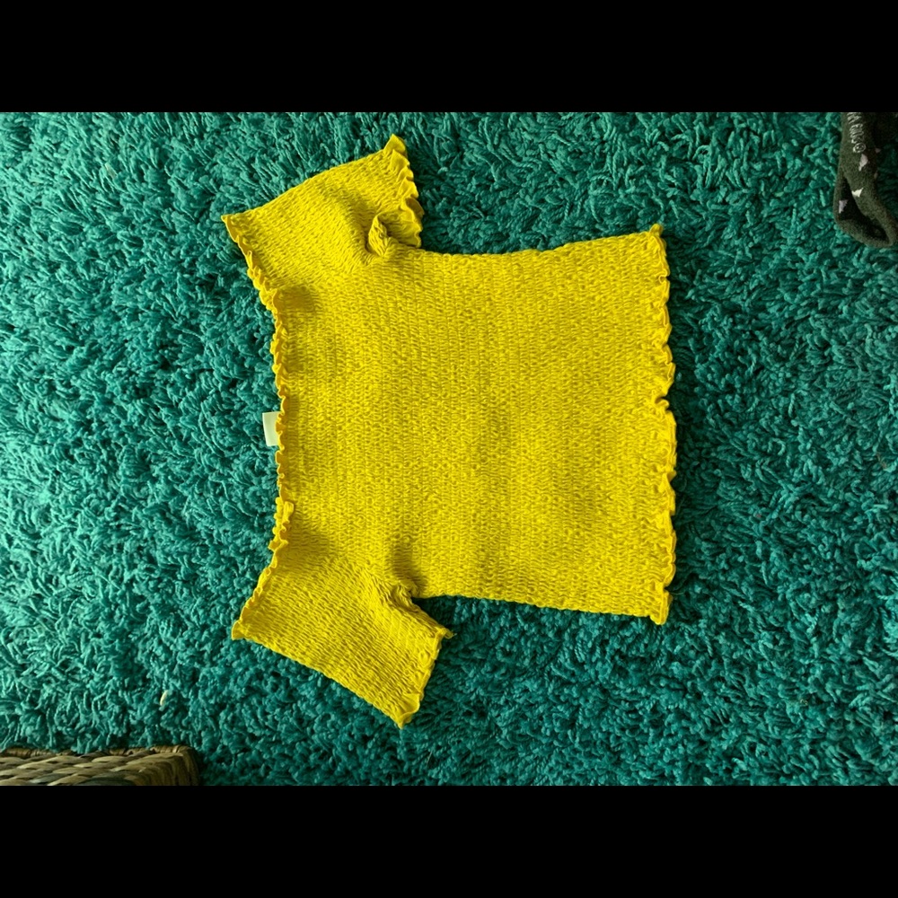 Cute yellow top